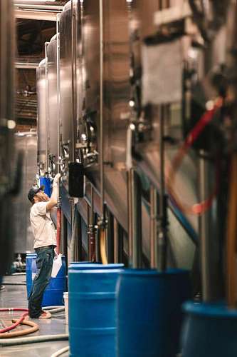 participacion Hombre trabajando en una cerveceria