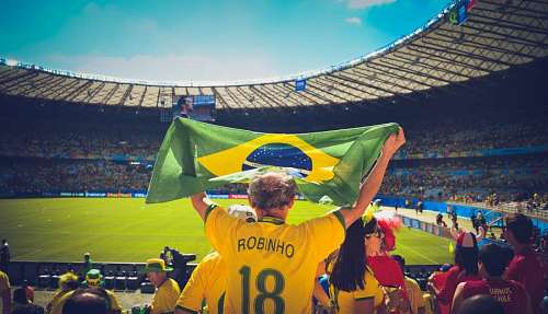 levantamiento Bandera de Brasil en un partido de futbol