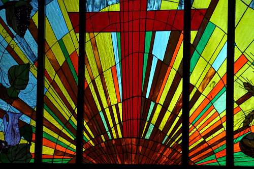 Cruz en vitral de una iglesia