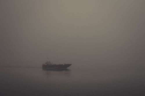 solitario barco solitario en medio de la niebla