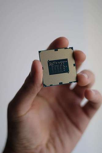pc Mano sosteniendo un microchip de computadora