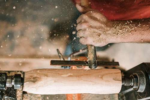 procesador Hombre tallando madera en un turno