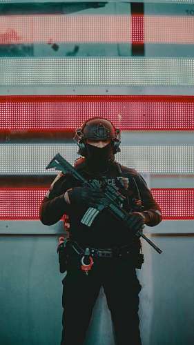 terror policía S.W.A.T. frente a una pantalla