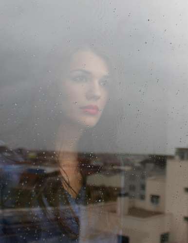 tristeza Mujer mirando por la ventana