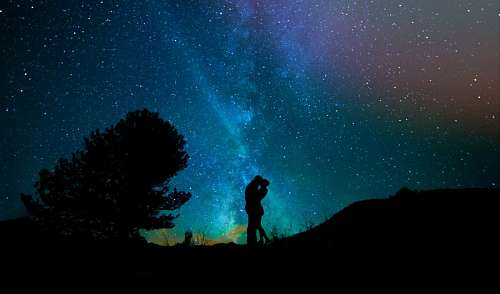 besos Pareja bajo cielo estrellado 