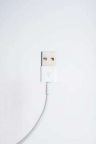 Conector usb sobre fondo blanco