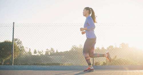 bajo mujer corriendo mientras está bajo el sol