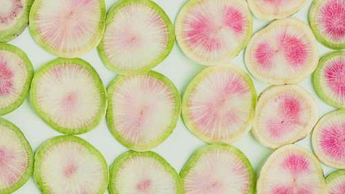 varias rodajas de limón unas con otras con fondo blanco de estudio