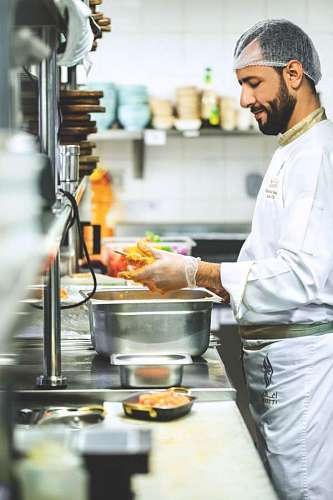 uniforme chef preparando un platillo