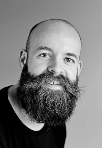 hipster Hombre calvo con barba larga sonriendo 