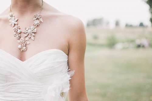 glamour primer plano de mujer con vestido de bodas con un campo de fondo