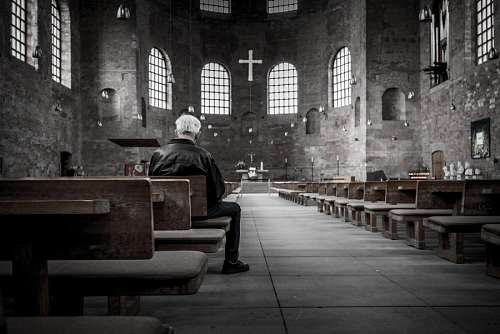 adulto mayor  Hombre en la iglesia
