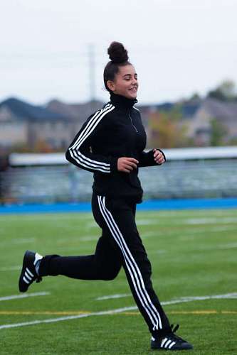 educacion futbolista femenina entrenando 