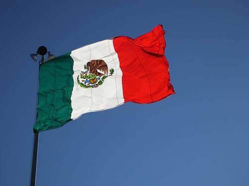 mexico Bandera de Mexico con cielo azul de fondo