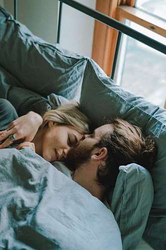 hermosa pareja tomando una siesta cálida