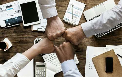Concepto de trabajo en equipo dentro de la oficina