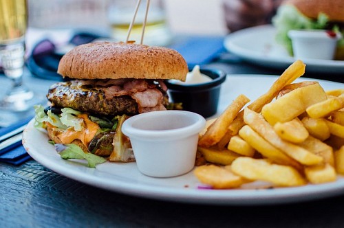 chat Hamburguesa con papas fritas