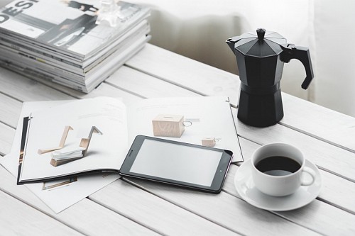 espacio de trabajo Momento de ocio con café y tableta digital 