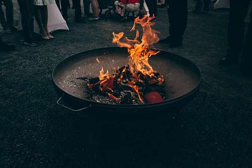 cortar Fogonero con fuego encendido durante una reunion