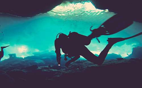 buzo buceo Silueta de una persona buceando