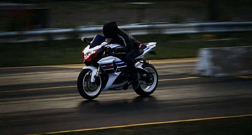 Una persona conduciendo una motocicleta deportiva en la carretera