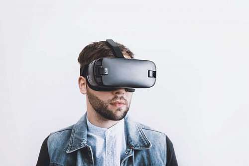 recortable joven usando VR con un fondo blanco de estudio