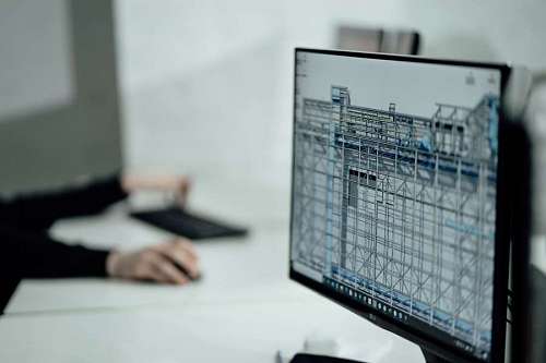 Arquitecto desarrollando planos en el ordenador