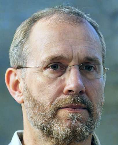 50 Hombre adulto con lentes mirando al horizonte