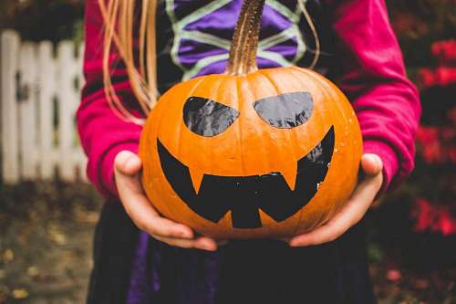 completo Niña sosteniendo una calabaza en Halloween