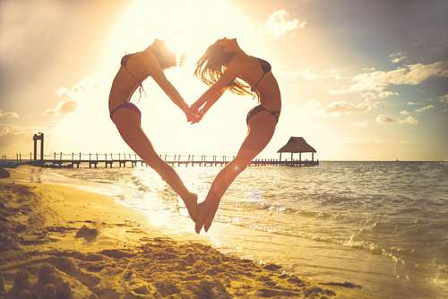 amor sentimiento Amigas en la playa saltando 