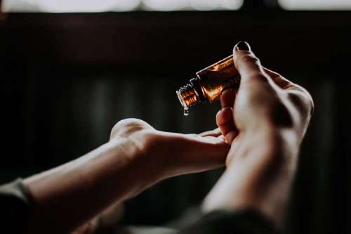 medicina Mujer aplicando esencia de Cannabis 
