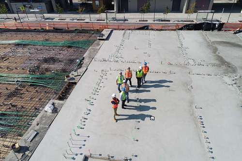 obrero vista aérea de obreros en una construcción