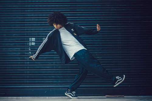 Joven bailando en la calle