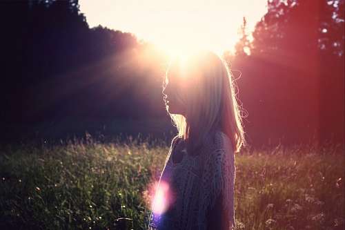 Mujer en el bosque al atardecer