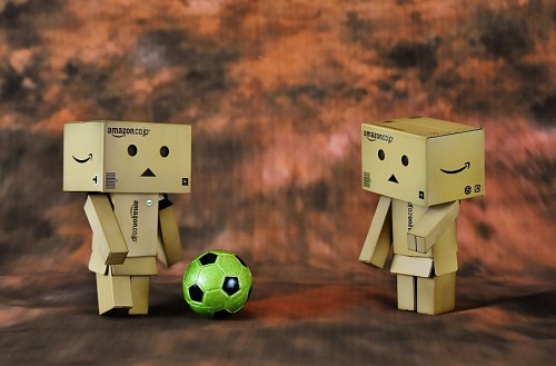 gracioso Danbos jugando futbol 