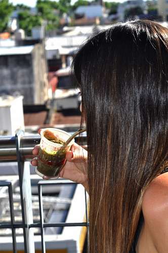 terraza Mujer tomando mate en terraza