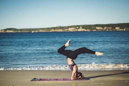 practica Mujer practicando Yoga en la playa