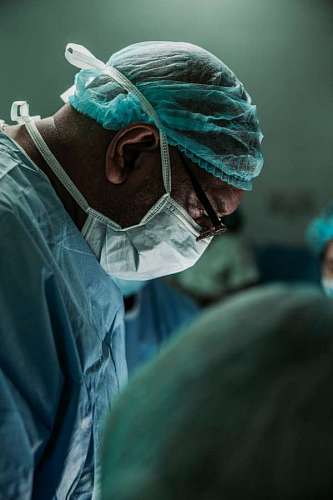 Un medico concentrado durante una operacion en la sala de cirugias