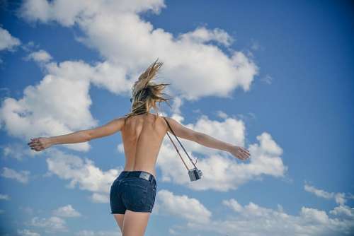 emocional Mujer con los brazos abiertos al aire libre