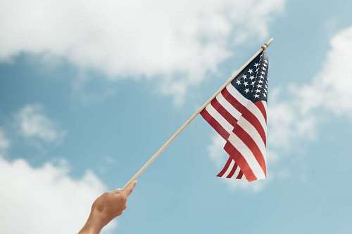 estados unidos Mano sosteniendo bandera de estados unidos