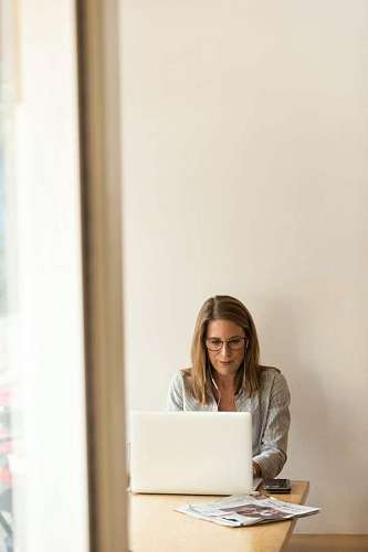 educacion mujer adulta usa su computadora frente a su balcón
