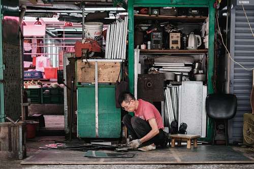 Hombre asiatico trabajando en su taller