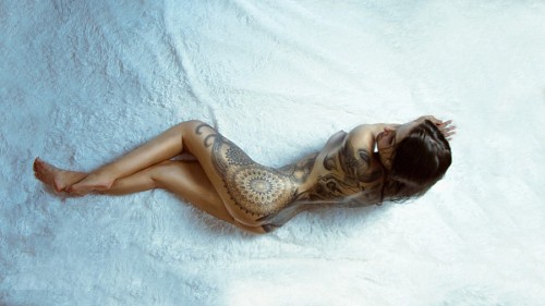 mistico Mujer tatuada posando desnuda