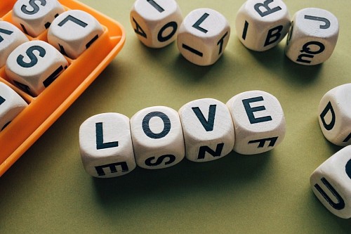 palabra Palabra Love formada por dados 