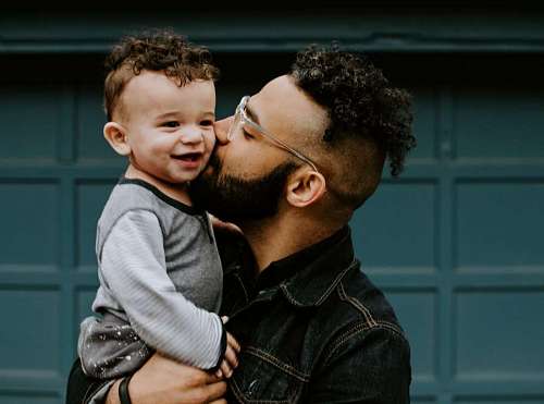 Padre besando a su hijo