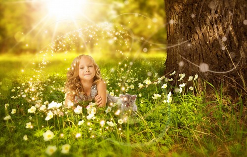 fondos de pantalla 4k Niña acostada en el bosque junto a su pequeño gato