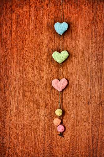 Adorno tejido con corazones coloridos