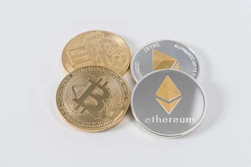 globo Monedas de Bitcoin y Ethereum
