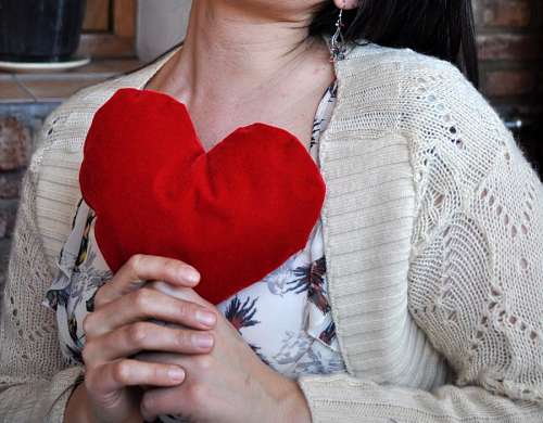 enamorado Mujer sosteniendo corazon en el Dia de los Enamorados