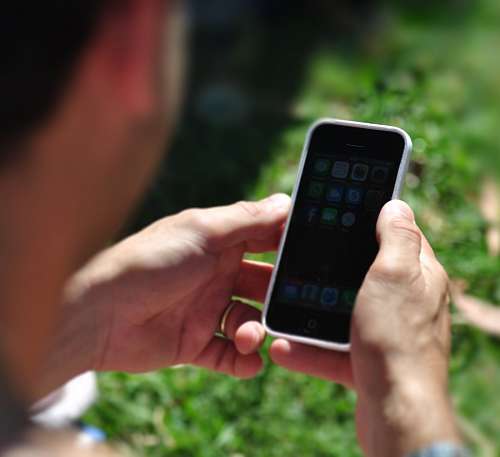dispositivo movil Hombre con Iphone